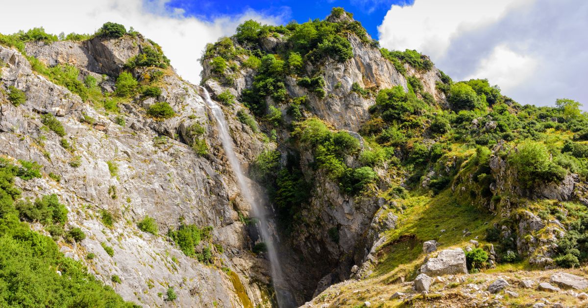 Στα πέτρινα στολίδια των ΤΖΟΥΜΕΡΚΩΝ